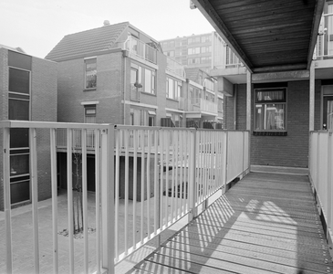 884894 Gezicht op de achtergevels van enkele onlangs opgeleverde nieuwbouwwoningen aan een binnenterrein op de ...